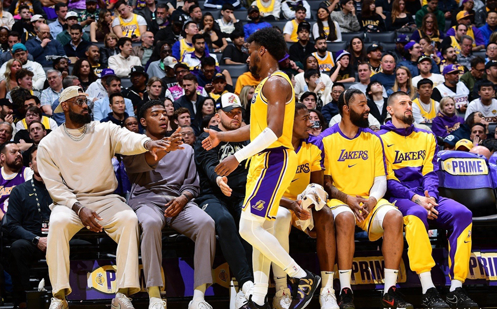 尼克斯横扫湖人,易建联统治全场 尼克斯横扫湖人,易建联统治全场